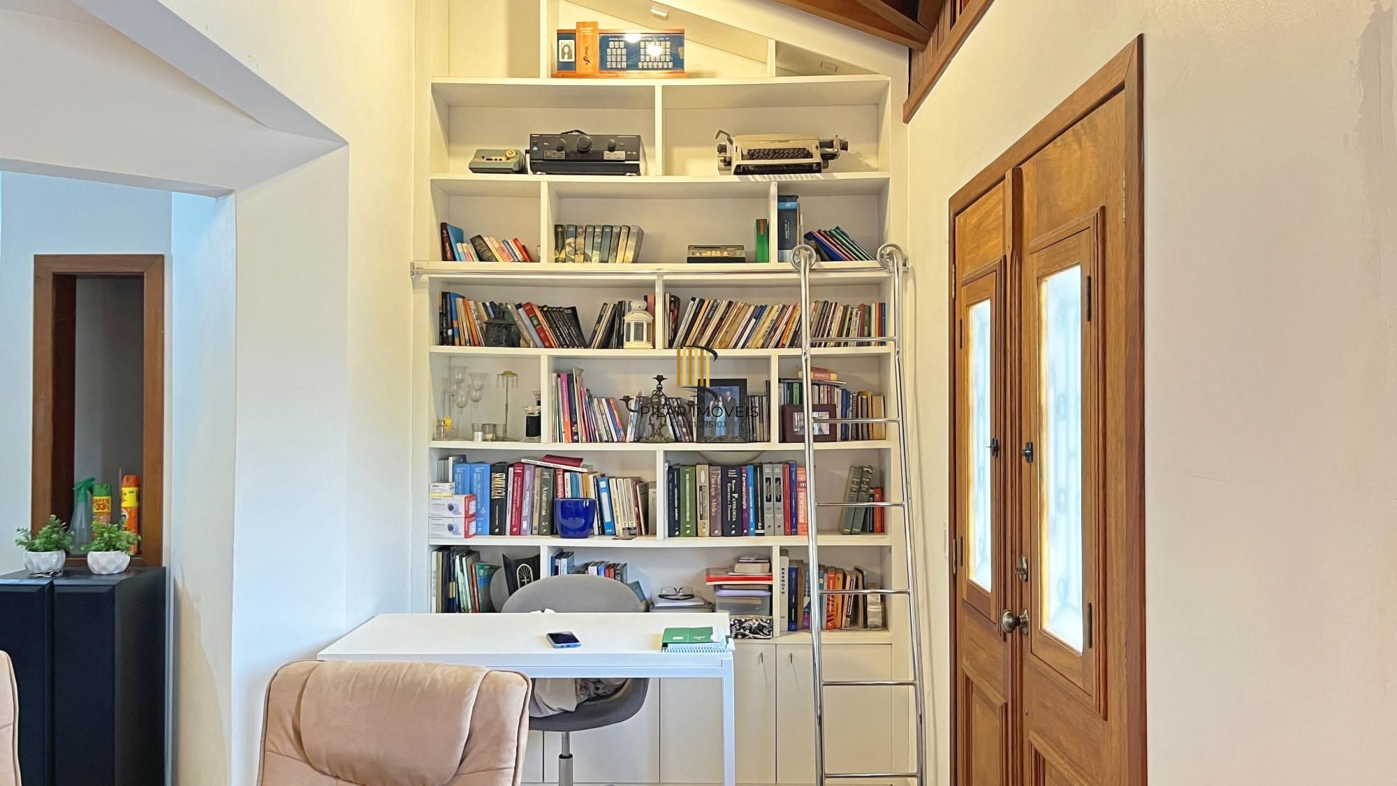 Casa 3D com 2 suítes e piscina.