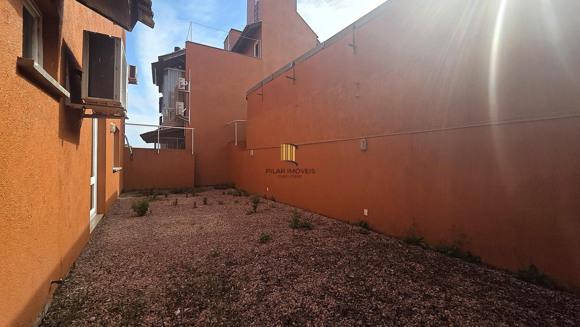 Excelente casa em condomínio fechado, com 252 m² de área privativa, com 4 dormitórios, 1 suíte e 2 vagas de garagem.