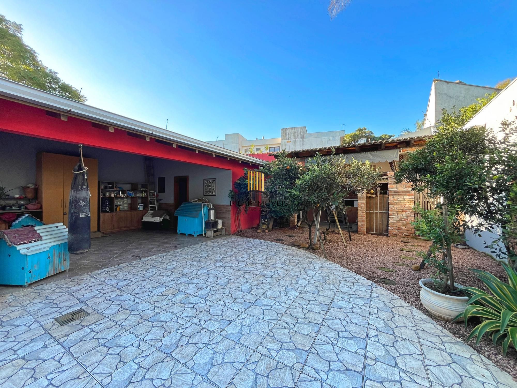 Casa 4 dormitórios no bairro Ipanema