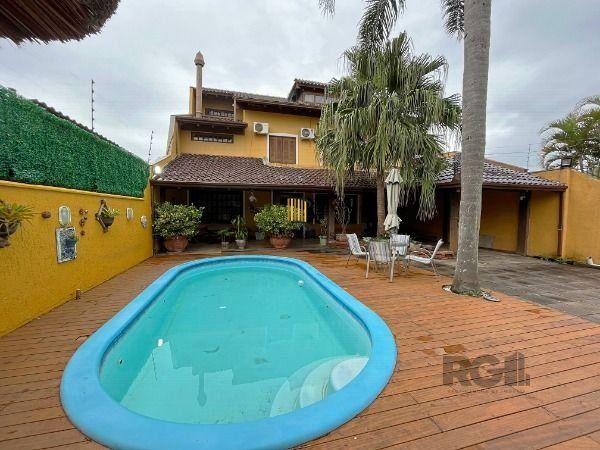 Casa em Porto Alegre, no bairro Guarujá, com 3 dormitório(s), e 3 banheiros, à v