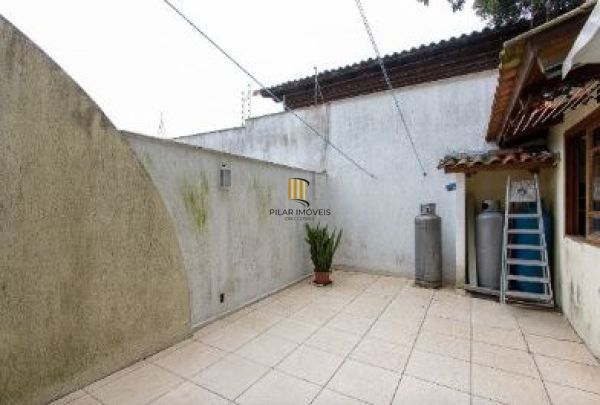 Casa em Porto Alegre, no bairro Ipanema, com 3 dormitório(s), e 3 banheiros, à v