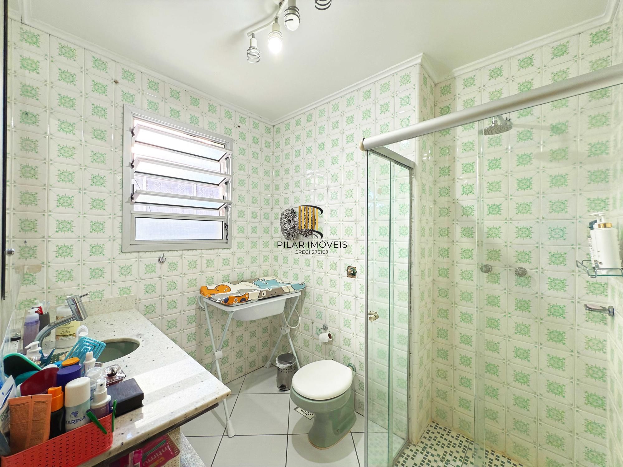 Ótima residência com 4 dormitórios, lareira e piscina no coração do bairro Tristeza.