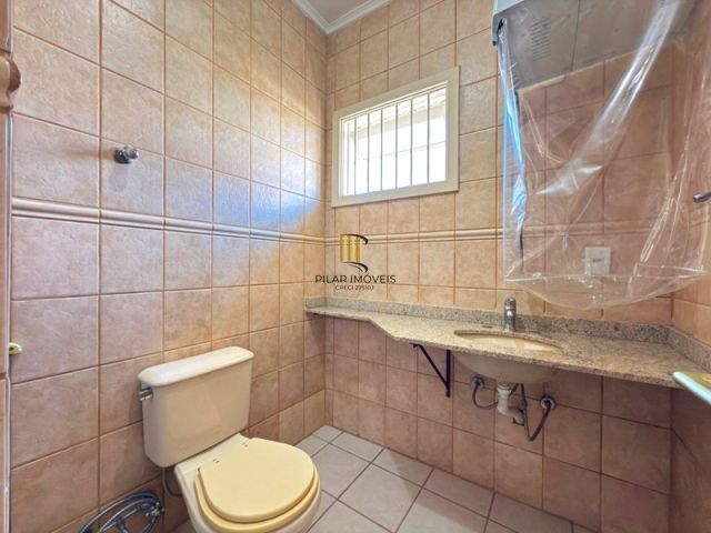 Casa em Condominio fechado com 4 dormitórios e 1 suíte.