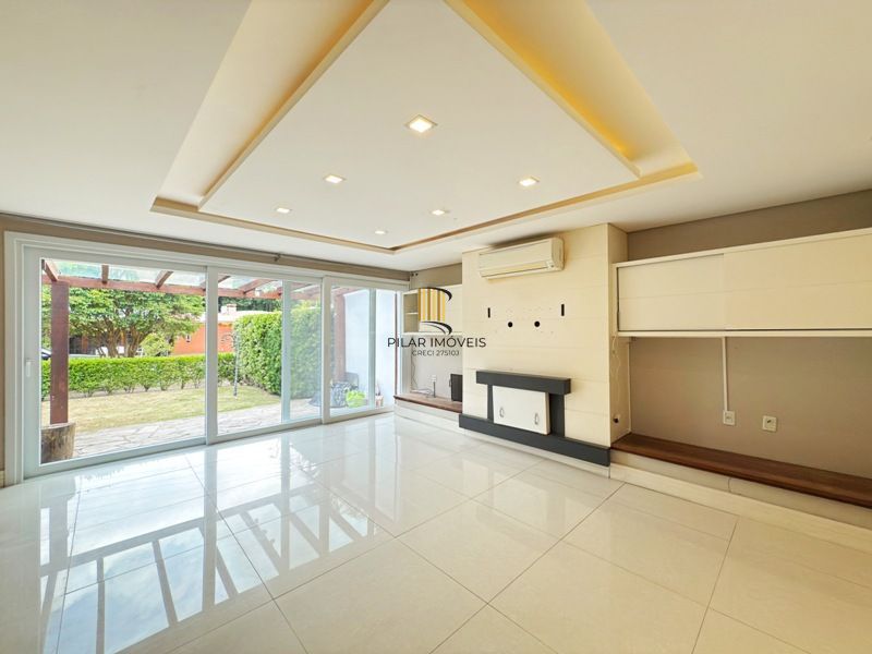 Linda Residência em Condomínio Fechado no Bairro Pedra Redonda.