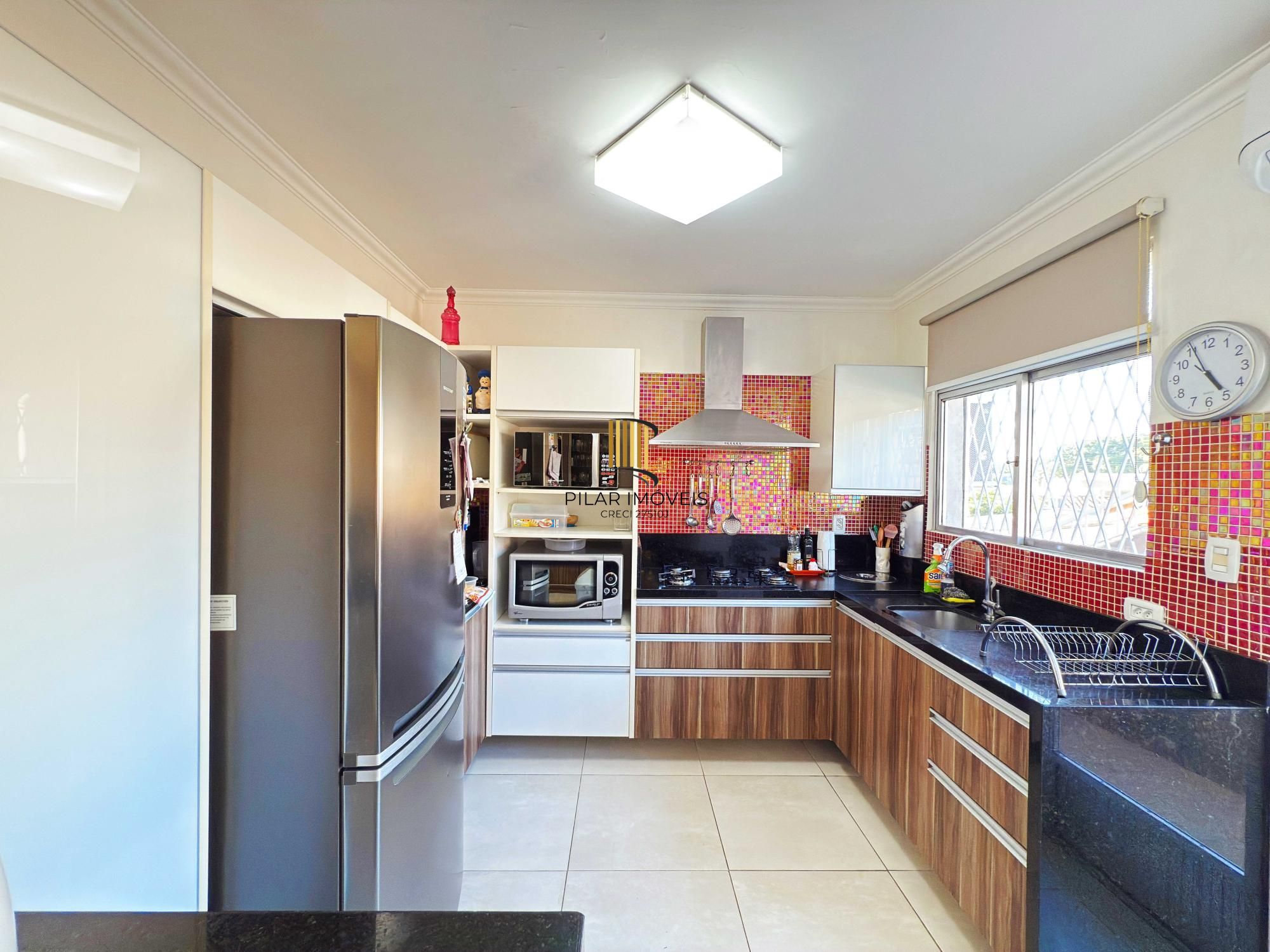 Ótima residência com 4 dormitórios, lareira e piscina no coração do bairro Tristeza.