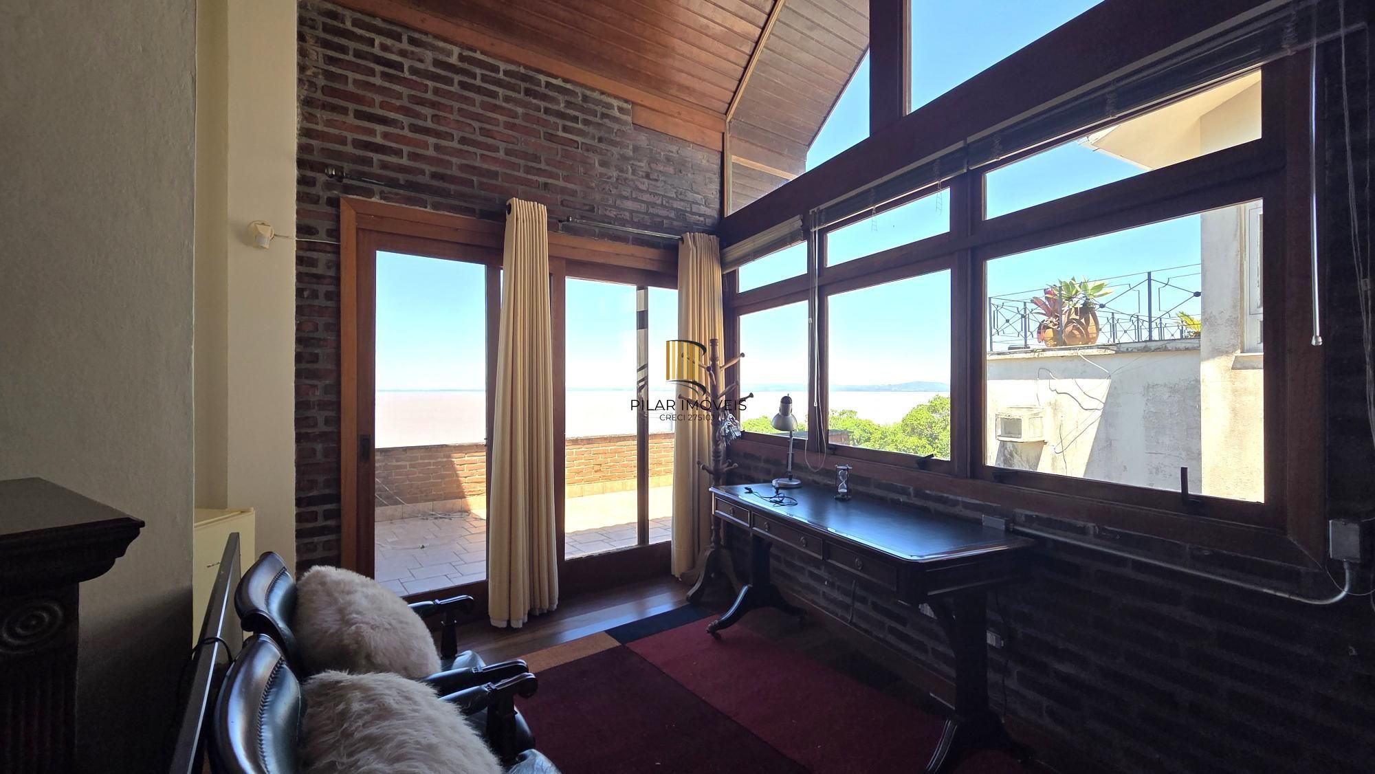 Belíssima residência com 4 dormitórios, 2 suítes com closet e vista deslumbrante para o lago Guaíba.