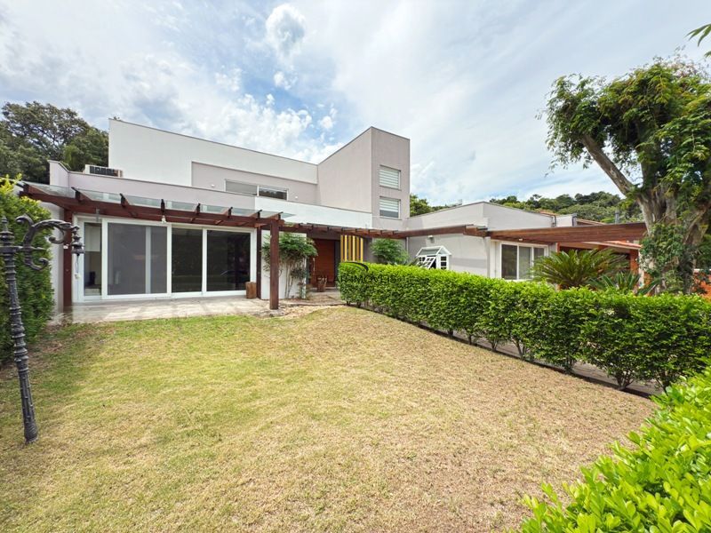 Linda Residência em Condomínio Fechado no Bairro Pedra Redonda.