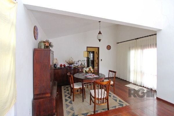 Casa em Porto Alegre, no bairro Guarujá, com 3 dormitório(s), à venda.