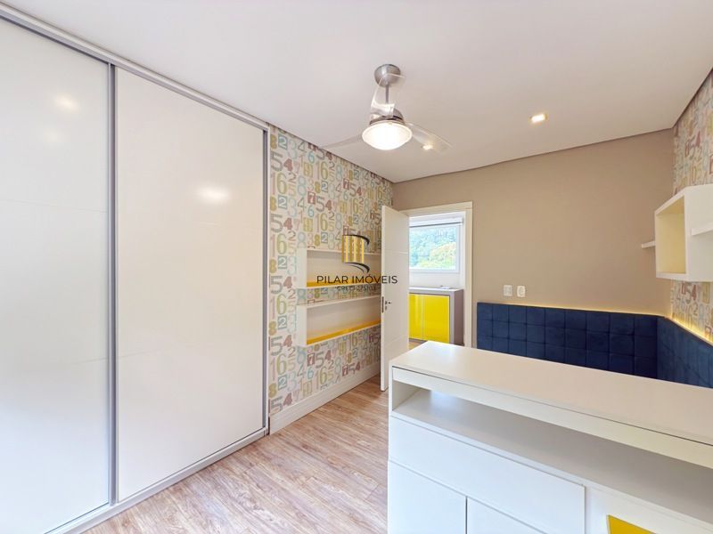 Linda Residência em Condomínio Fechado no Bairro Pedra Redonda.