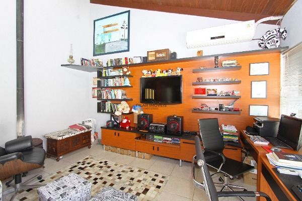 Sobrado para Venda - 208m², 3 dormitórios, sendo 1 suites, 4 vagas - Nonoai