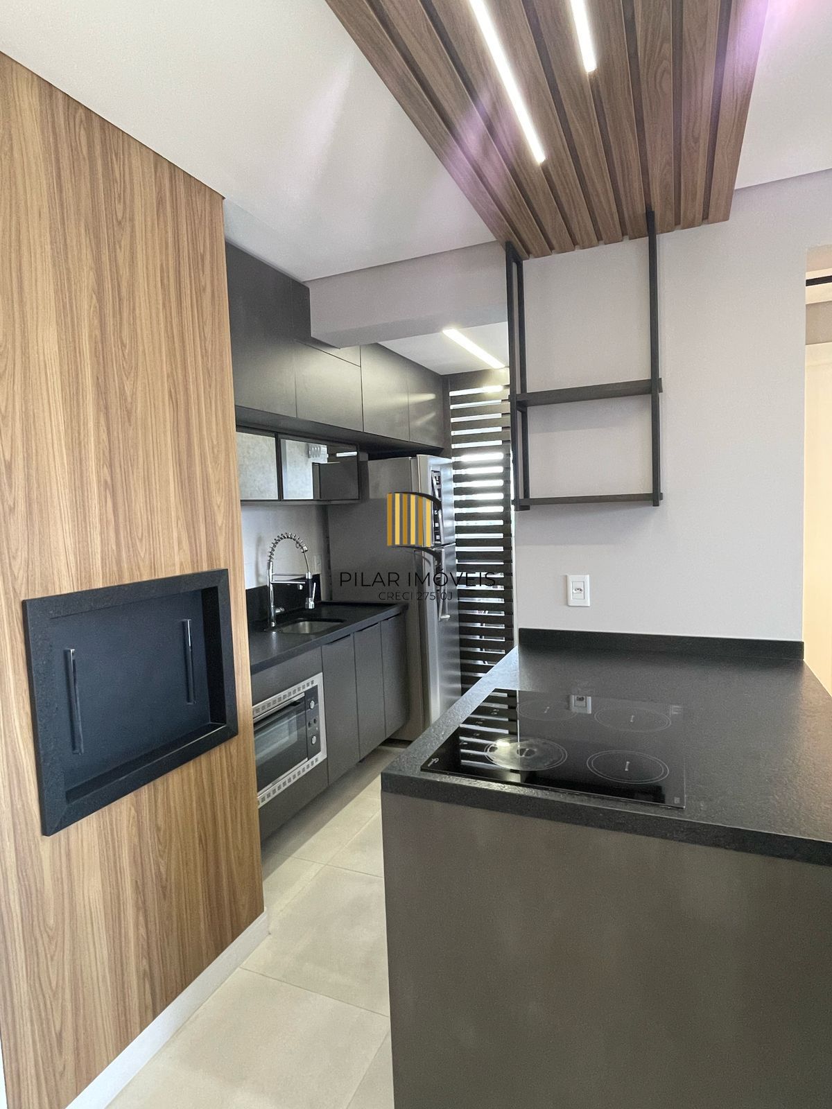 Apartamento com 1 dormitório e 1 vaga garagem á venda no Bairro Azenha.