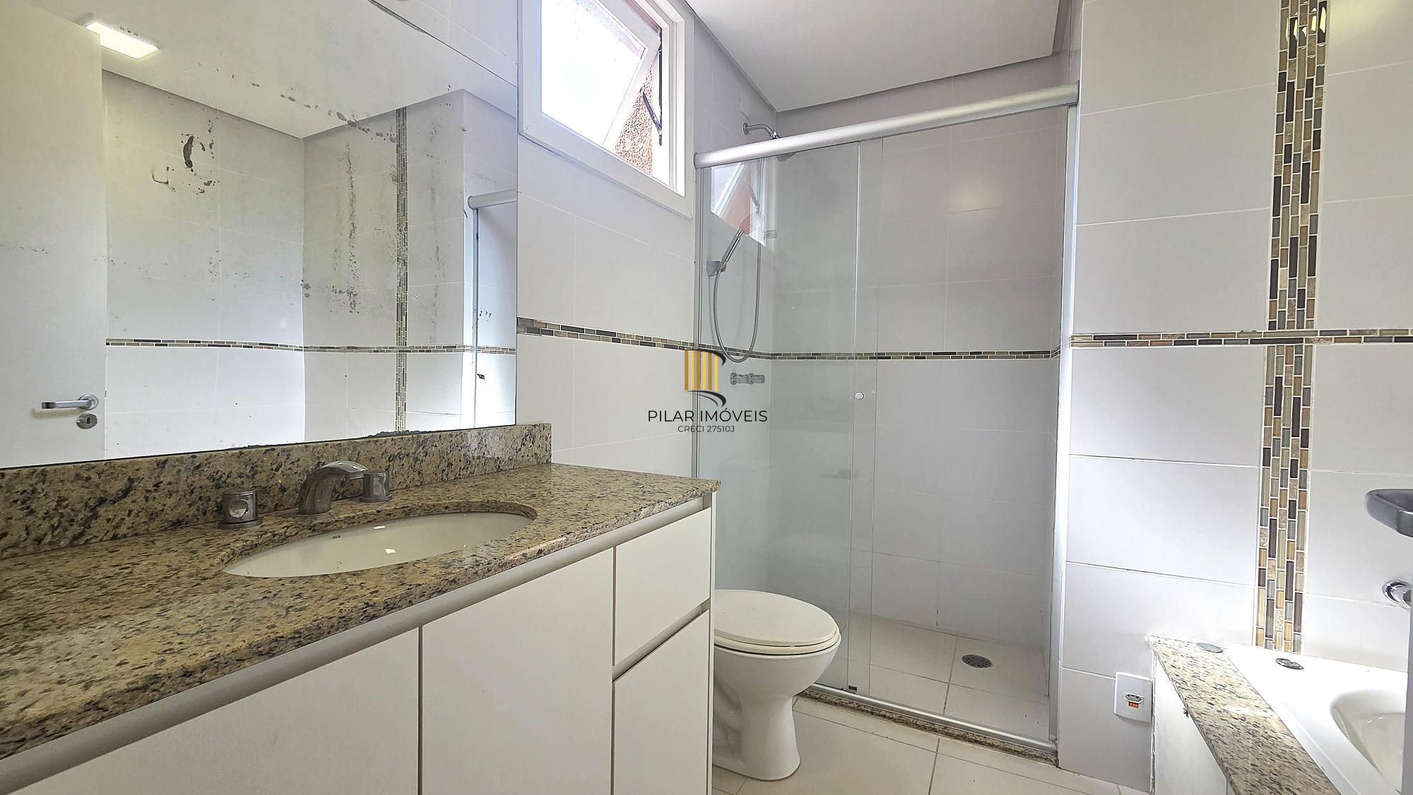 Excelente casa em condomínio fechado, com 252 m² de área privativa, com 4 dormitórios, 1 suíte e 2 vagas de garagem.
