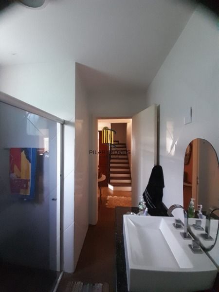 Casa em Porto Alegre, no bairro Guarujá, com 3 dormitório(s), e 3 banheiros, à v