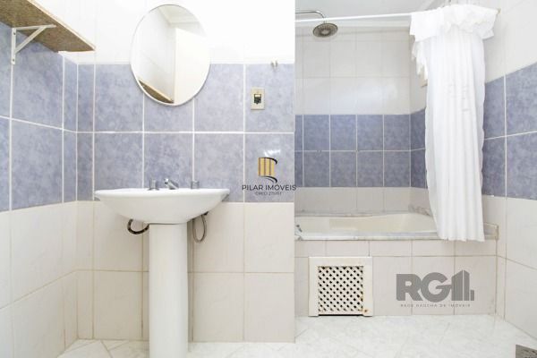 Casa Condominio em Porto Alegre, no bairro Guarujá, com 3 dormitório(s), e 3 ban