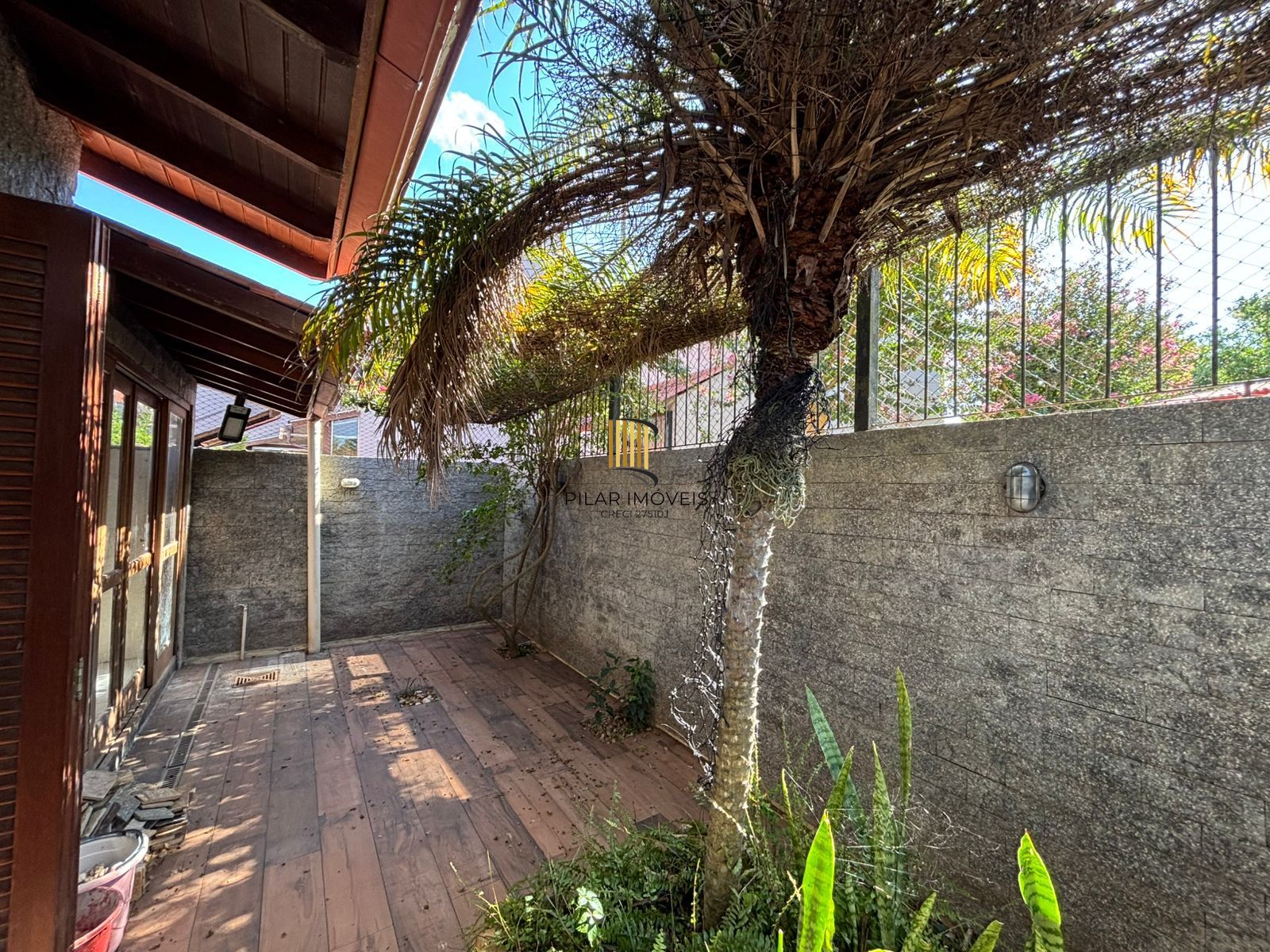 Resodência com 4 dormitórios em condomínio com Energia Solar Privativa.