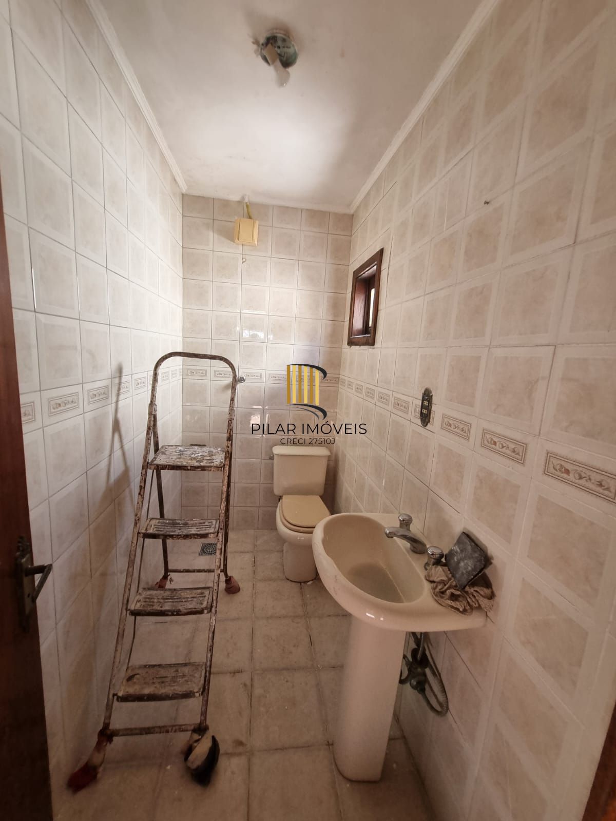 Residência no bairro Camaquã, com 3 dormitório(s), e 3 banheiros,