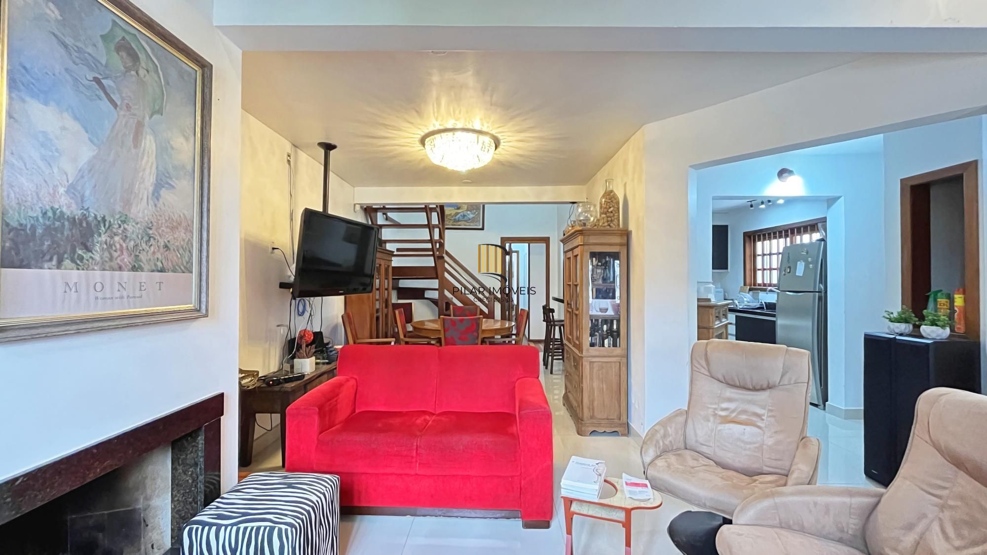 Casa 3D com 2 suítes e piscina.