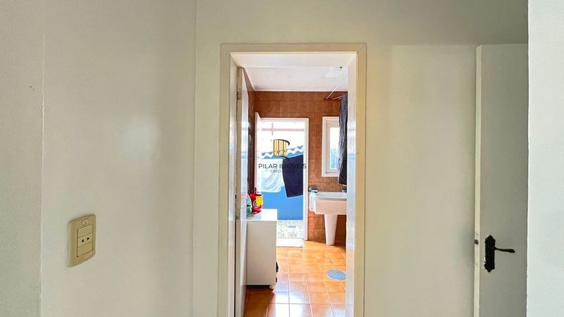 Casa de esquina com 285m², 3 dormitórios, sendo 1 suites, 4 vagas - amplo pátio 