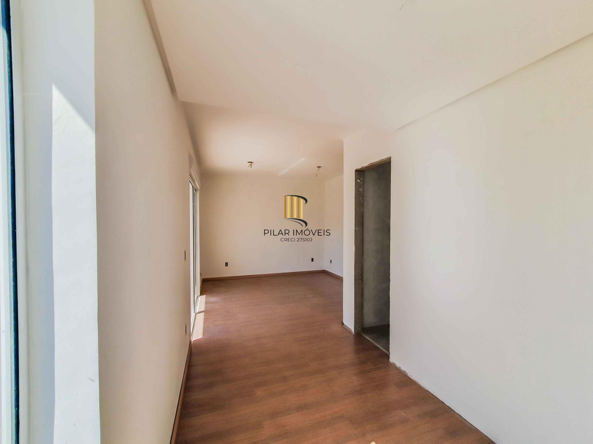 Casa em condomínio 4 D, sendo um dormitório no térreo, 168 m², garagem coberta