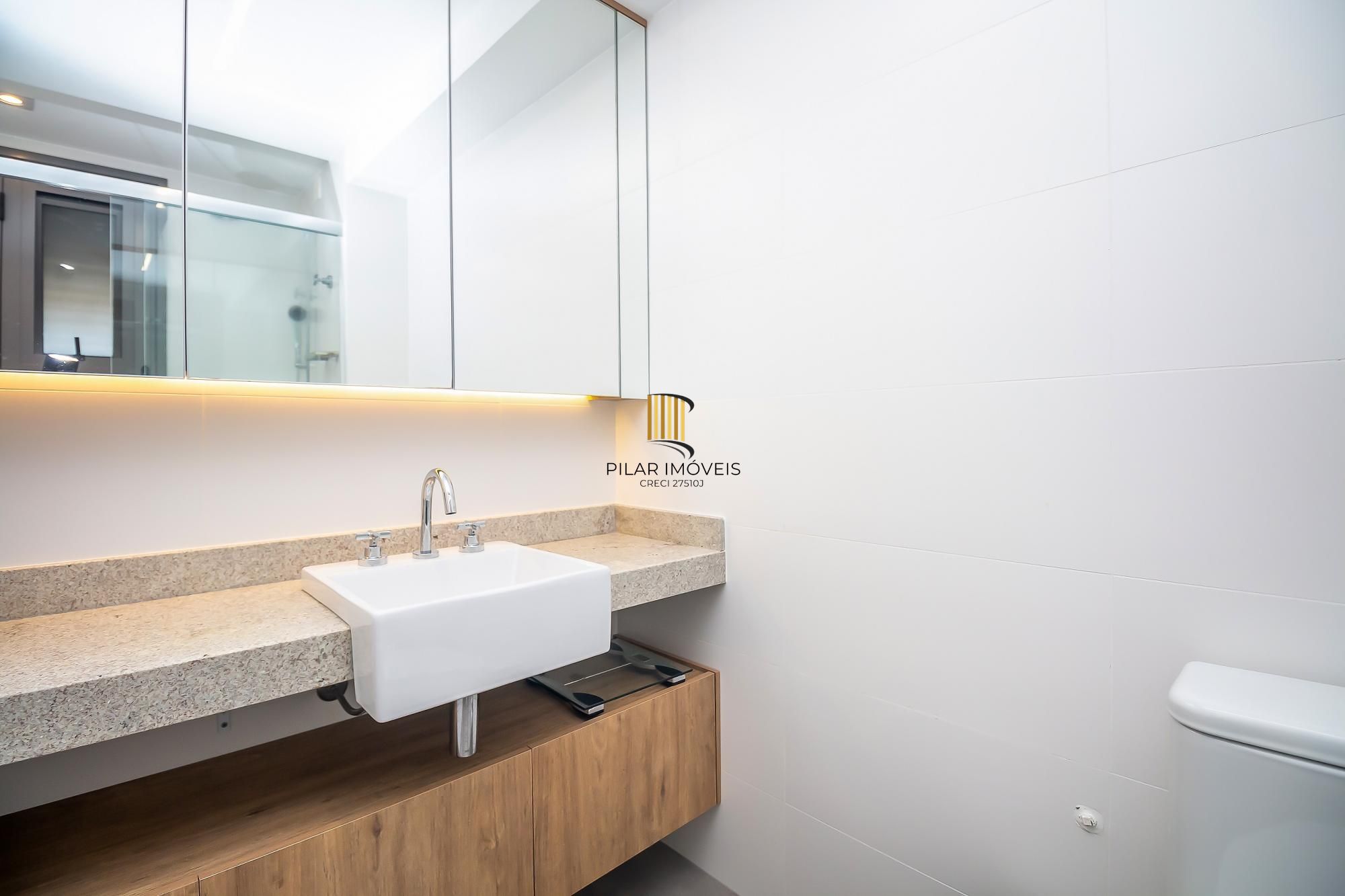 Apartamento NOVO, 100% mobiliado, com 149,84m² de área privativa, 3 suítes e 2 vagas de garagem.