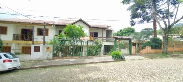 Casa em Porto Alegre, no bairro Nonoai, com 6 dormitório(s), e 6 banheiros, à ve