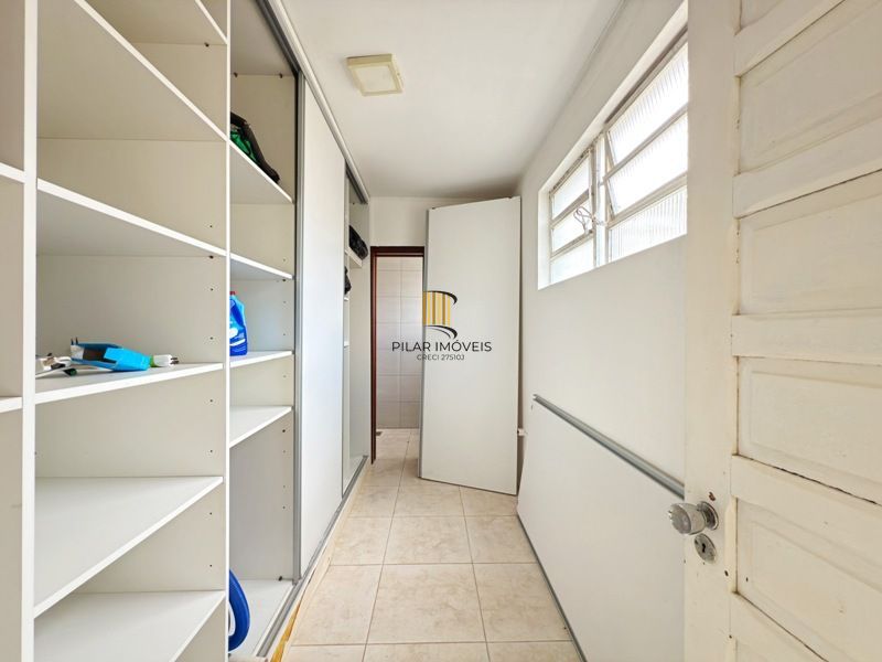 Linda Residência em Condomínio Fechado no Bairro Pedra Redonda.