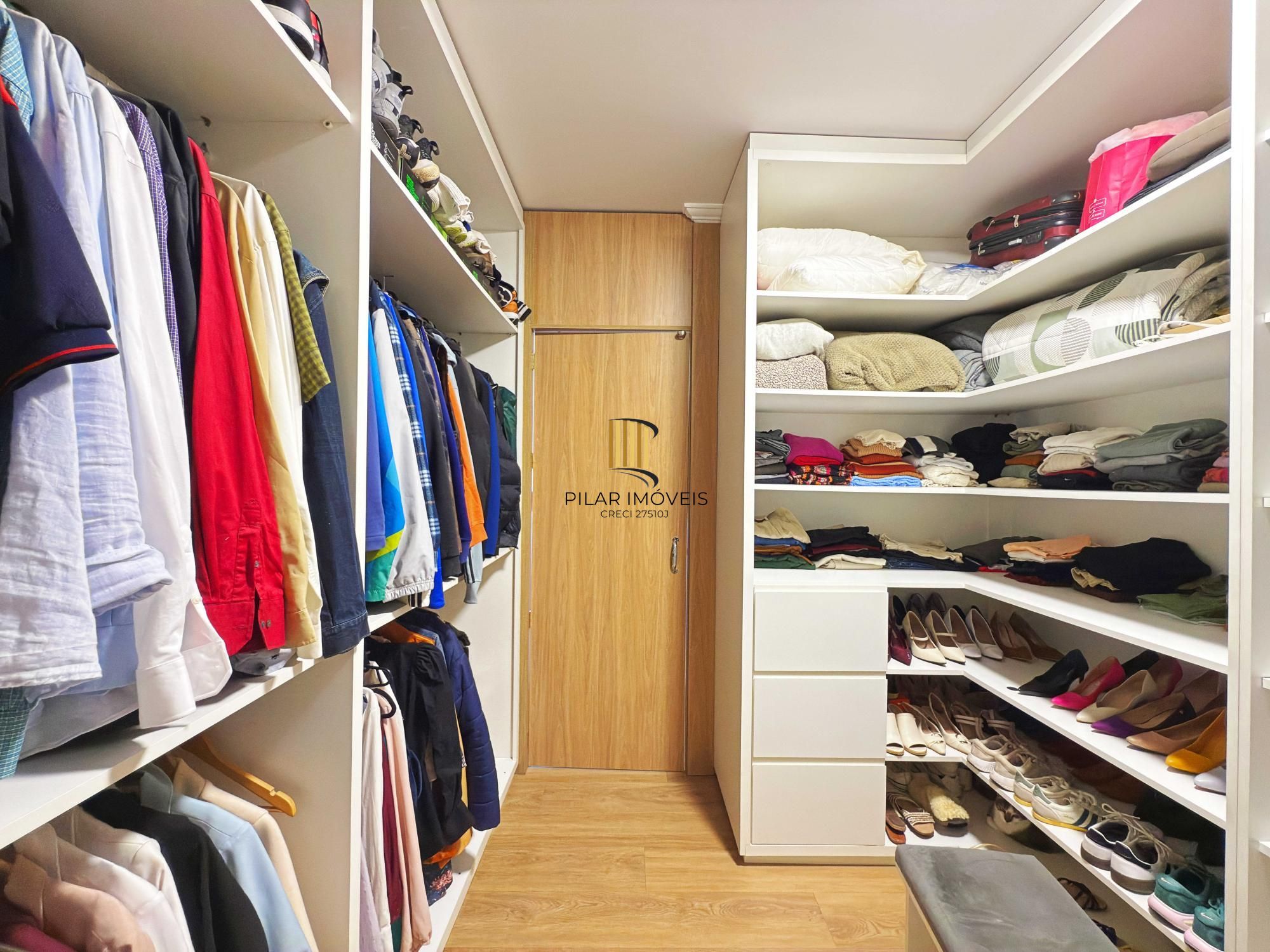 Linda residência com  3 dormitórios, sendo 1 suíte, com Linda Vista do Bairro.