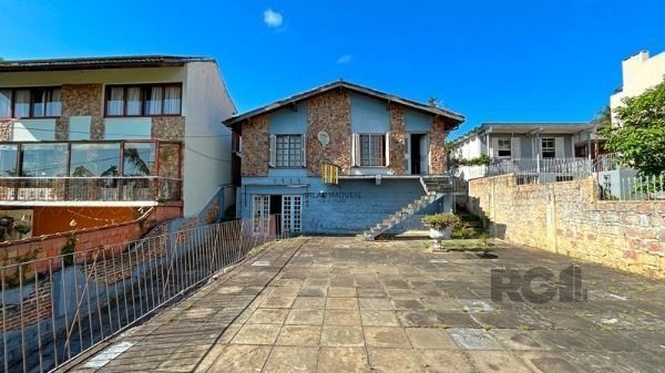 Casa em Porto Alegre, no bairro Tristeza, com 4 dormitório(s), à venda.