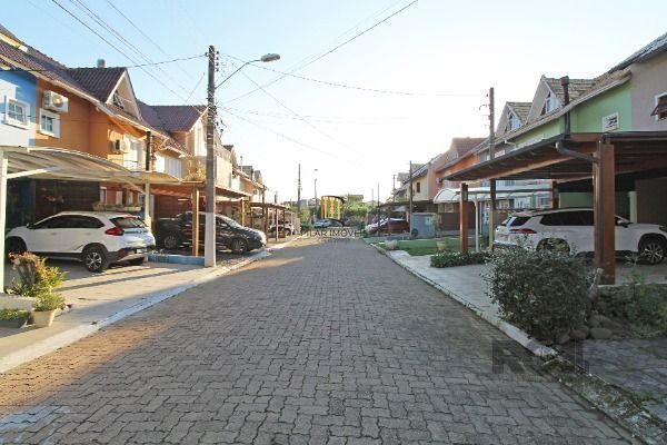 Casa Condominio em Porto Alegre, no bairro Guarujá, com 3 dormitório(s), e 3 ban