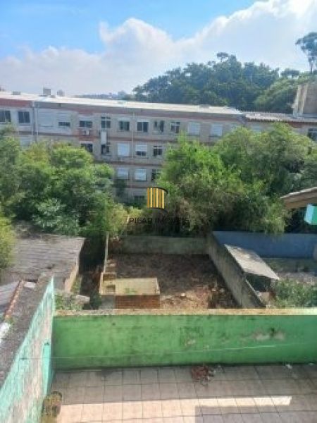 Sobrado em Porto Alegre, no bairro Glória, com 5 dormitório(s), e 5 banheiros, à