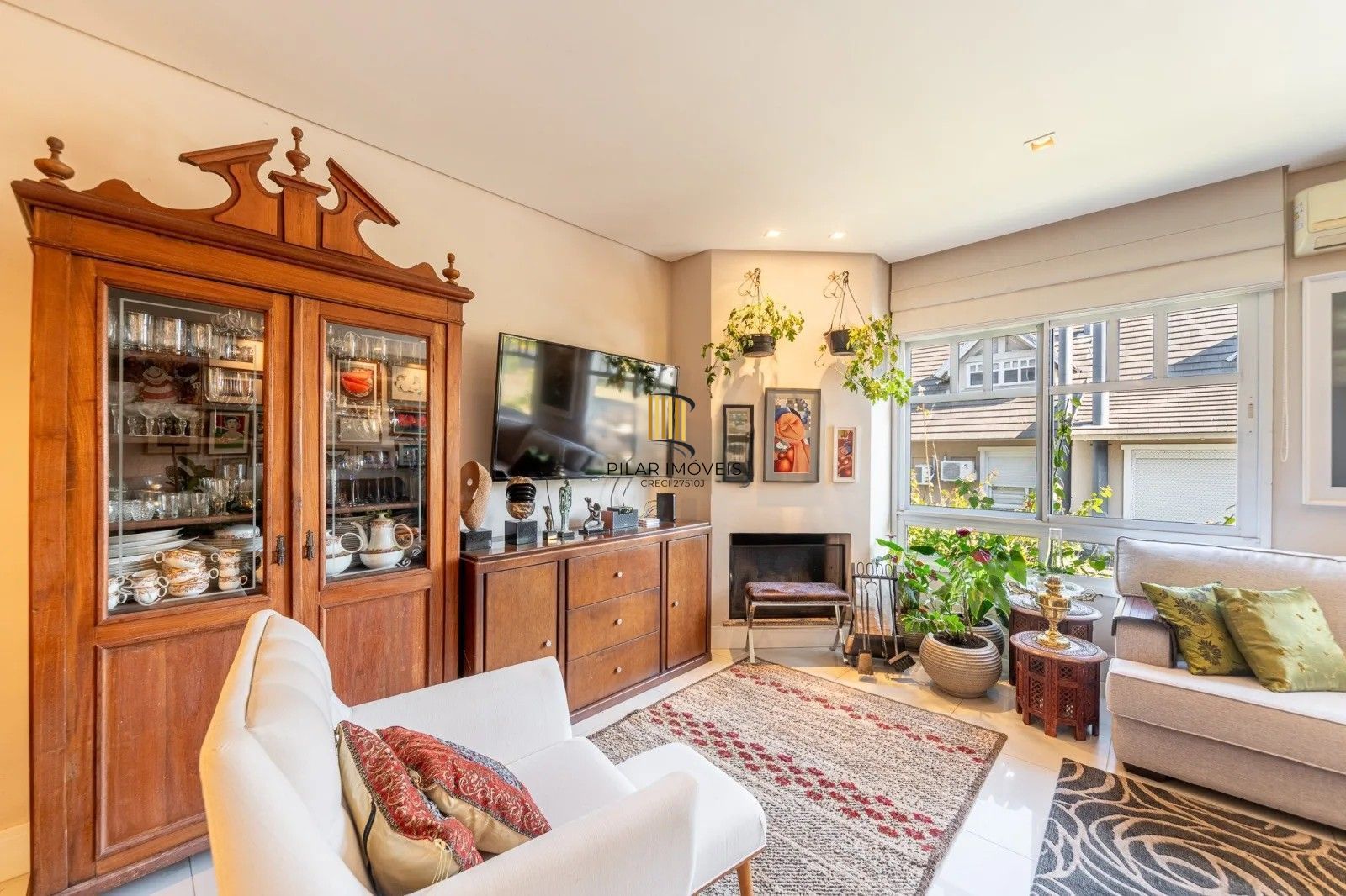 Belíssima casa em condomínio com 218,3m² com 4 dorm., 2 suítes e 2 vagas. Situada no charmoso Residencial Terra Mater.