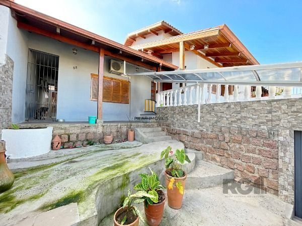 Sobrado em Porto Alegre, no bairro Vila Nova, com 3 dormitório(s), e 3 banheiros