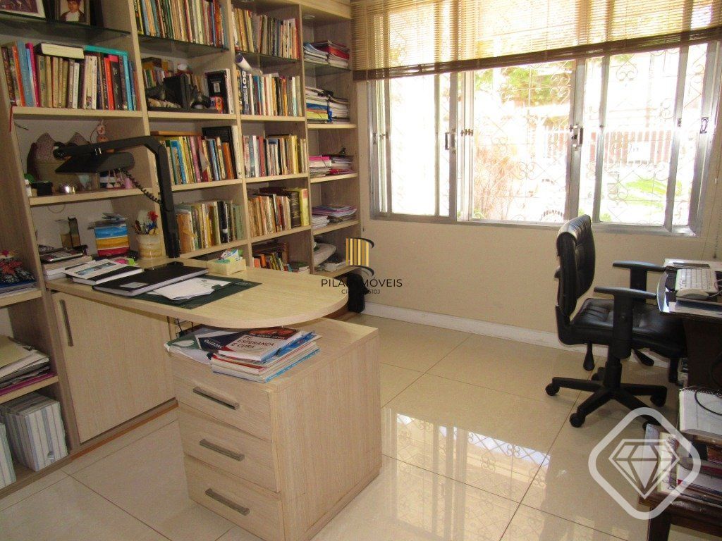 Ótima residência com 4 dormitórios, lareira e piscina no coração do bairro Tristeza.