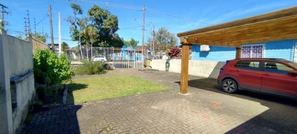 Casa em Porto Alegre, no bairro Camaquã, com 2 dormitório(s), e 2 banheiros, à v