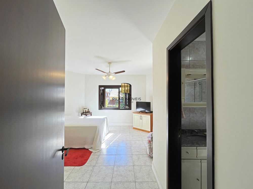 Ótima residência com 3 dormitórios, sendo 1 suíte, lareira e piscina.