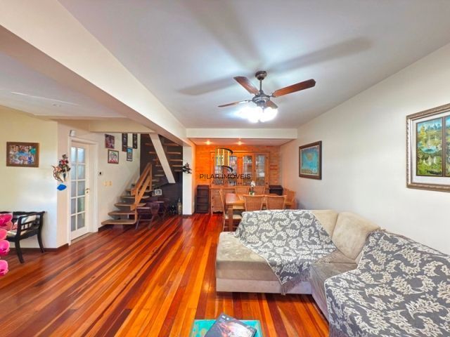 Casa em Condominio fechado com 4 dormitórios e 1 suíte.