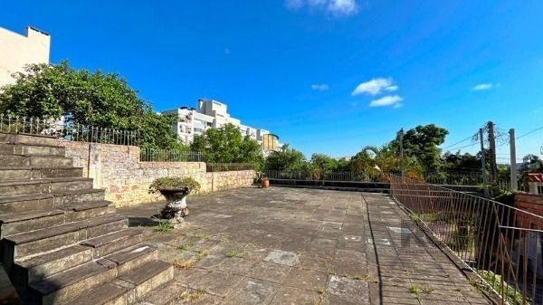 Casa em Porto Alegre, no bairro Tristeza, com 4 dormitório(s), à venda.