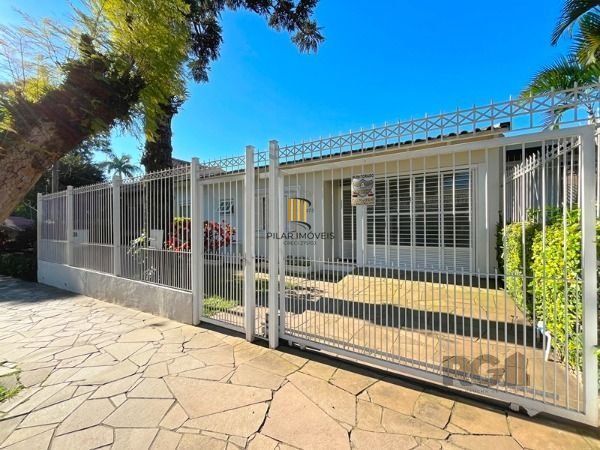 Casa em Porto Alegre, no bairro Nonoai, com 4 dormitório(s), à venda.
