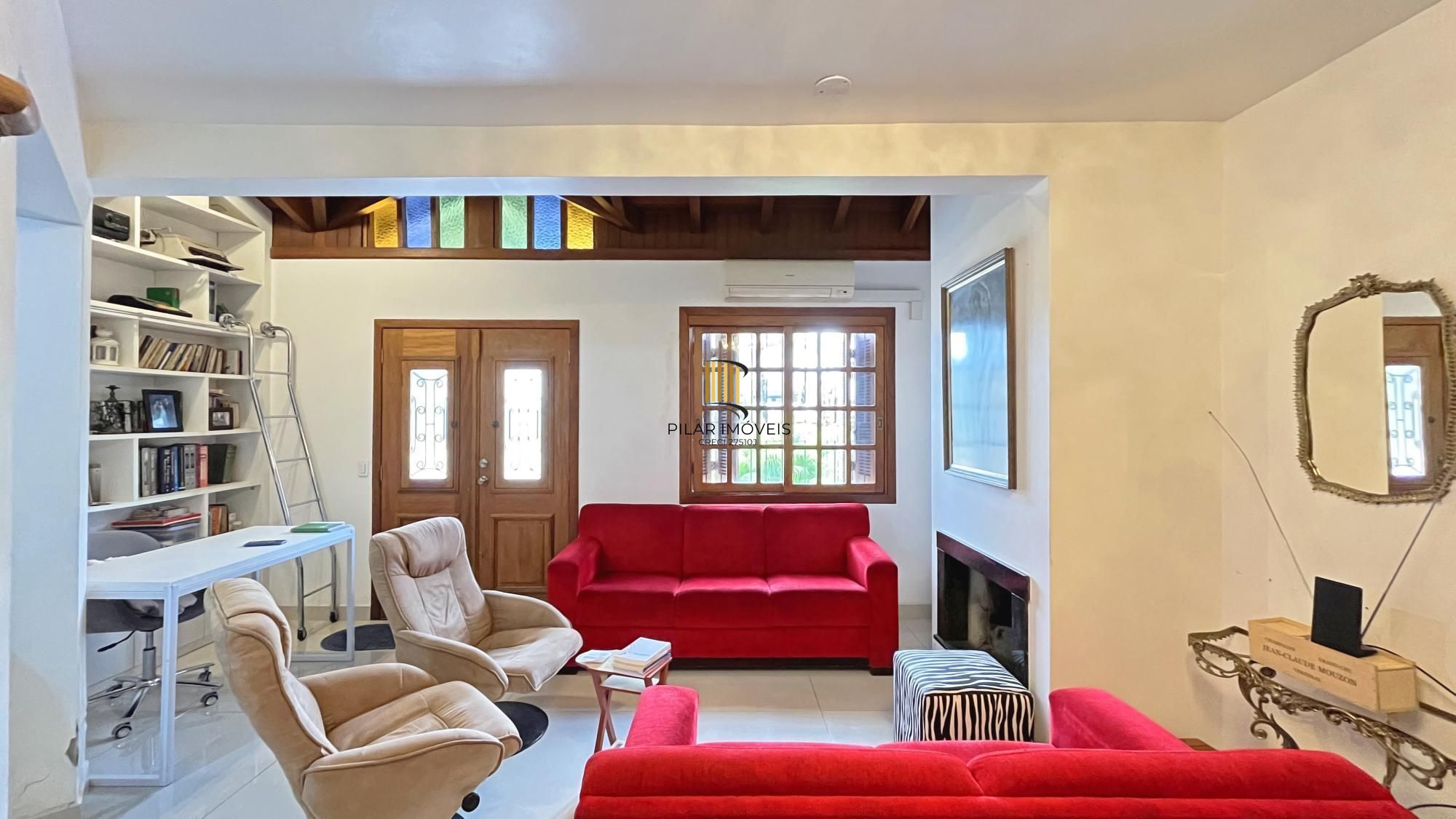 Casa 3D com 2 suítes e piscina.