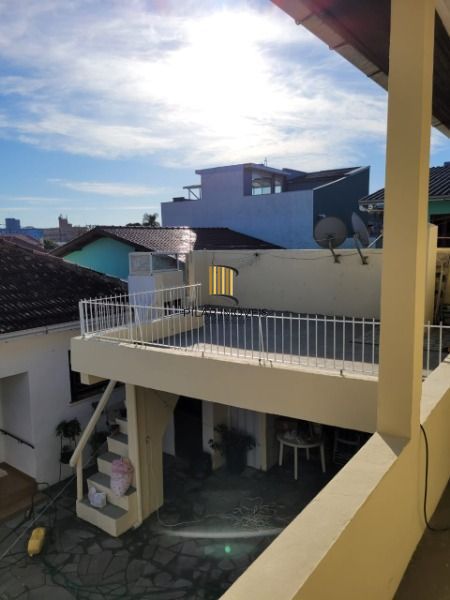 Casa em Porto Alegre, no bairro Cavalhada, com 6 dormitório(s), e 6 banheiros, à