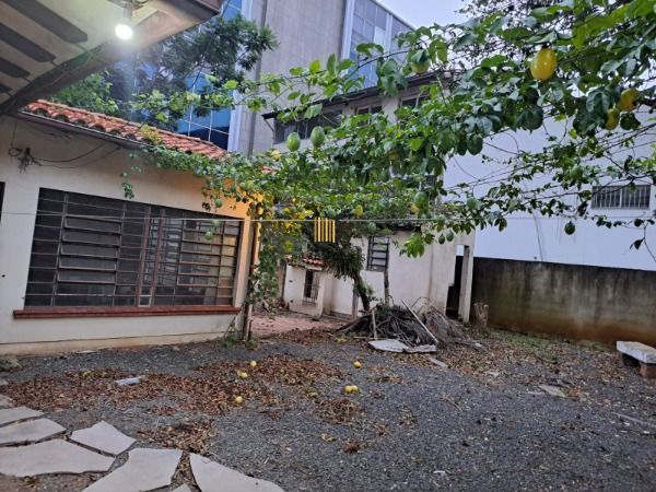 Casa em Porto Alegre, no bairro São João, com 4 dormitório(s), à venda.