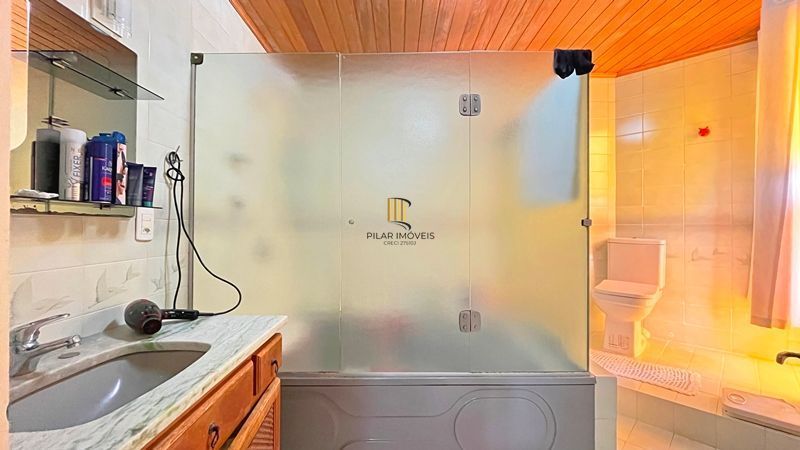 Casa de esquina com 285m², 3 dormitórios, sendo 1 suites, 4 vagas - amplo pátio 