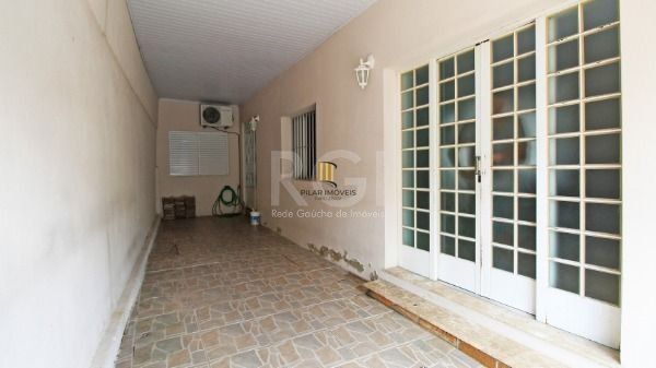 Casa bairro Medianeira, com 3 dormitórios, 2 banheiros, com piscina para venda.