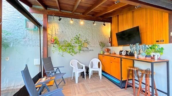 Casa em Porto Alegre, no bairro Ipanema, com 3 dormitório(s), e 3 banheiros, à v