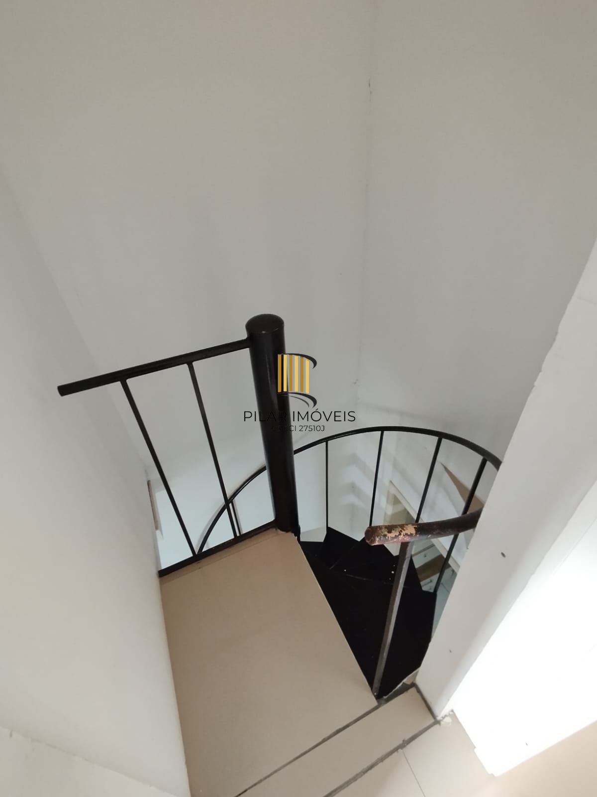 Casa 2 dorm, sala, cozinha, banheiro e área gourmet. Aceita carro no negócio. Nã