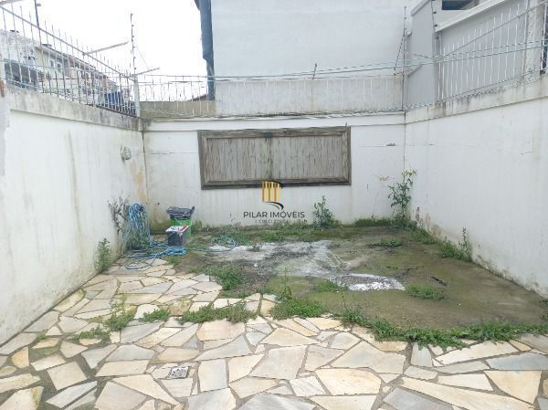 Casa em Porto Alegre, no bairro Guarujá, com 2 dormitório(s), e 2 banheiros, à v