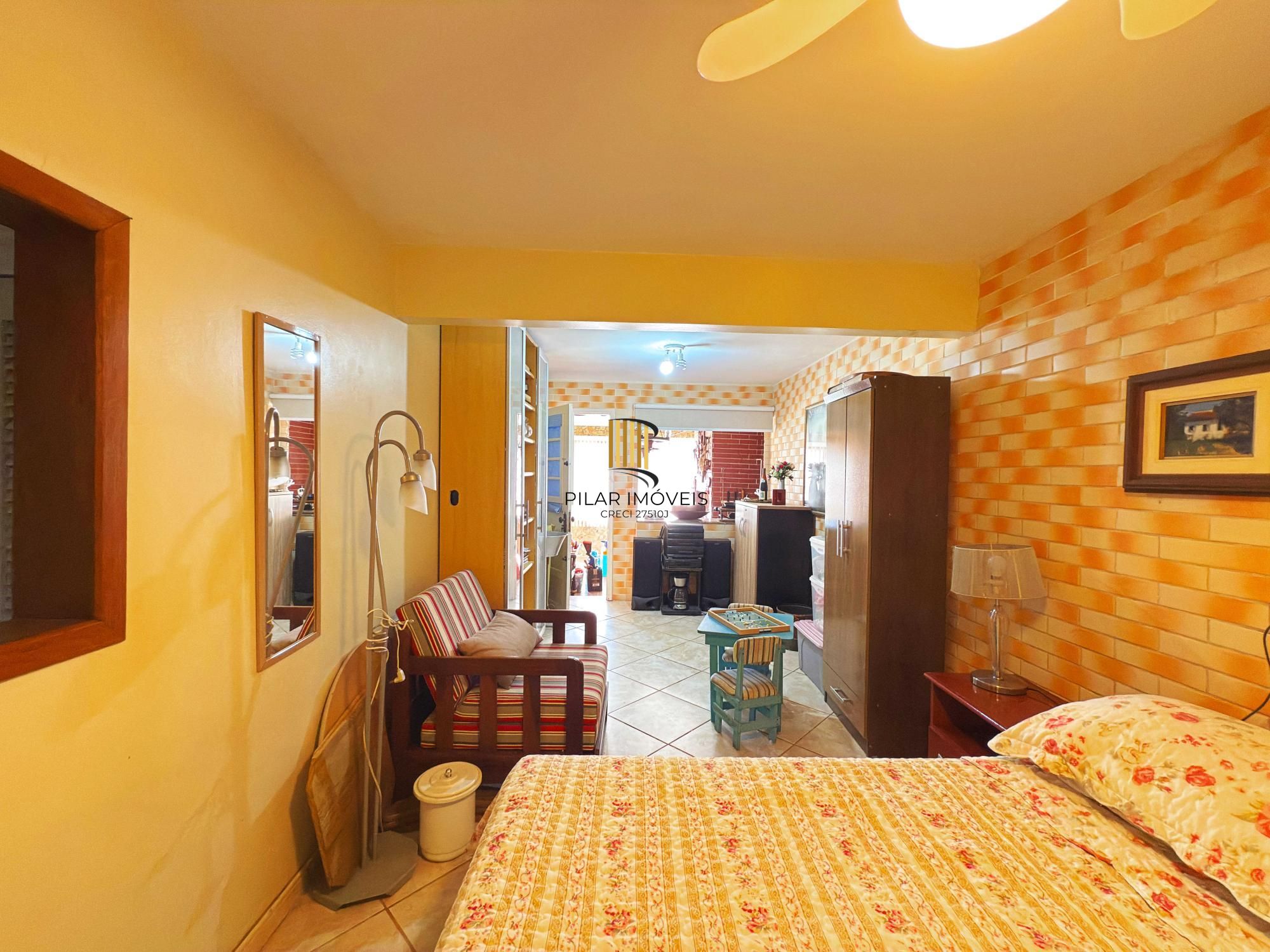 Ótima residência com 4 dormitórios, lareira e piscina no coração do bairro Tristeza.