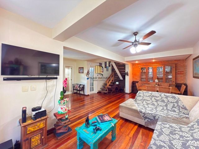 Casa em Condominio fechado com 4 dormitórios e 1 suíte.