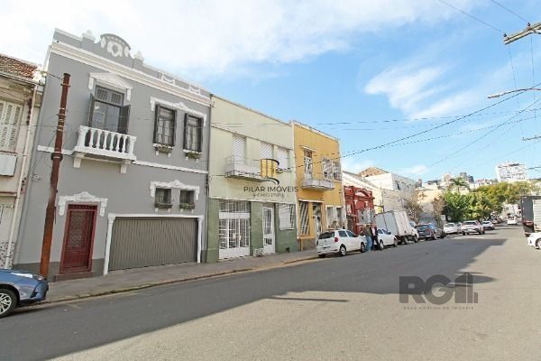 Casa em Porto Alegre, no bairro Floresta, com 3 dormitório(s), e 3 banheiros, à