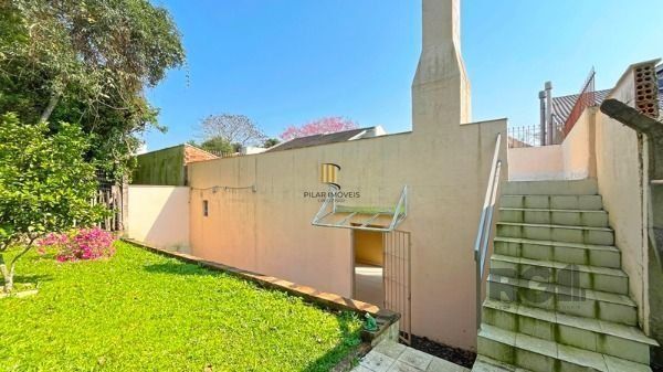 Casa em Porto Alegre, no bairro Nonoai, com 4 dormitório(s), à venda.